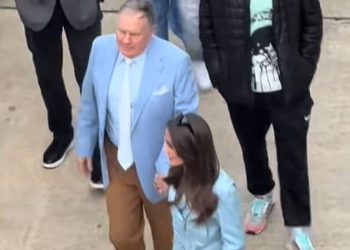 Bill Belichick Sparks brine od zabrinutih obožavatelja dok se bori za hodanje bez pomoći svoje 24-godišnje djevojke Jordon Hudson