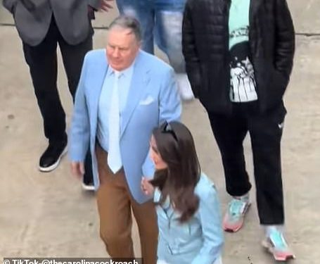 Bill Belichick Sparks brine od zabrinutih obožavatelja dok se bori za hodanje bez pomoći svoje 24-godišnje djevojke Jordon Hudson