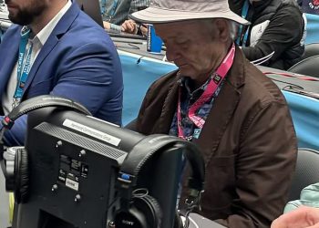 Bill Murray sjedi na press Rowu u Madison Square Gardenu dan nakon što se sin Luke sukobio s suparničkim trenerom