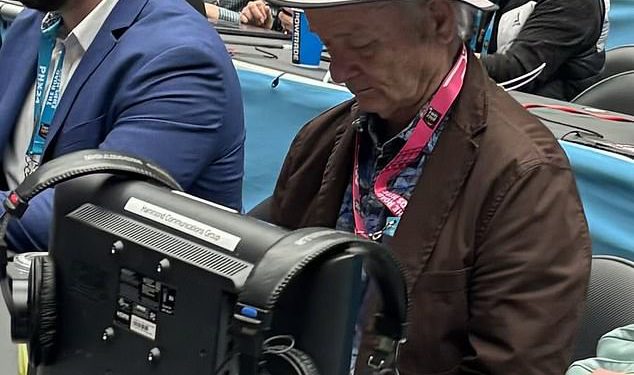 Bill Murray sjedi na press Rowu u Madison Square Gardenu dan nakon što se sin Luke sukobio s suparničkim trenerom