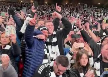 Bivši Newcastle Star uživa u pobjedi Carabao Cupa nad Liverpoolom s navijačima na tribinama dok dijeli trenutak sa svojim bivšim menadžerom Eddiejem Howeom