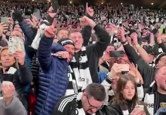 Bivši Newcastle Star uživa u pobjedi Carabao Cupa nad Liverpoolom s navijačima na tribinama dok dijeli trenutak sa svojim bivšim menadžerom Eddiejem Howeom