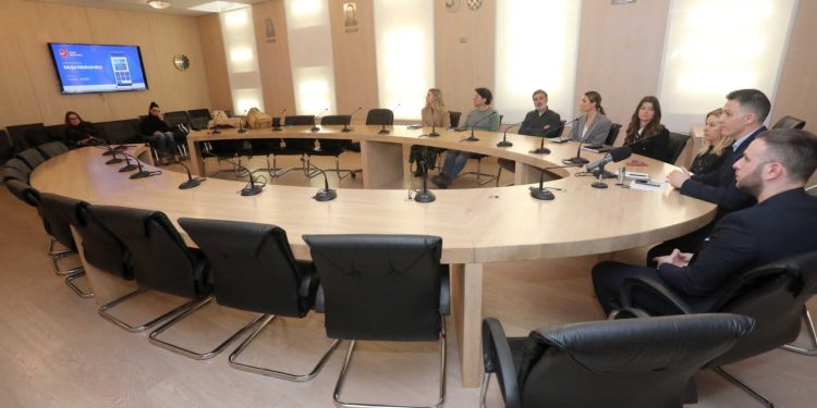 Bliže građanima: Predstavljena mobilna aplikacija “Moja Makarska”