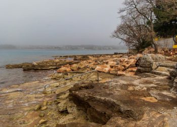 Bosanac i Hercegovac pikamerom ispred kuće kod Umaga razbija kamene gromade na pomorskom dobru