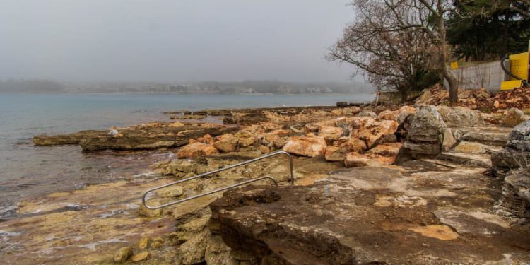 Bosanac i Hercegovac pikamerom ispred kuće kod Umaga razbija kamene gromade na pomorskom dobru