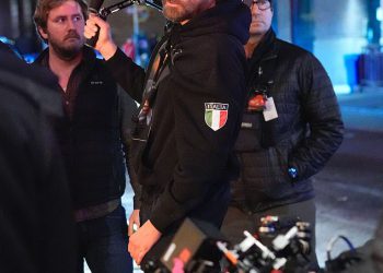 Bradley Cooper ima burnu bradu dok režira Will Arnett tijekom noćnog snimanja za njihov nadolazeći film je li ovo? U New Yorku