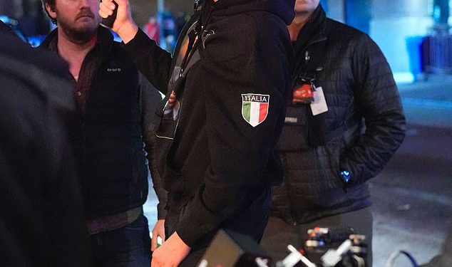 Bradley Cooper ima burnu bradu dok režira Will Arnett tijekom noćnog snimanja za njihov nadolazeći film je li ovo? U New Yorku