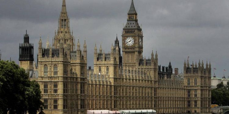 Britanski premijer suočava se s kritikom zbog blokiranja zakonodavstva koji zabranjuju brak prvog rođaka