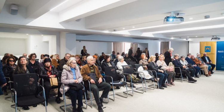 Brojni umirovljenici poželjeli naučiti o digitalnom svijetu, pogledajte koliko ih se okupilo u prostoru Digitalne Dalmacije