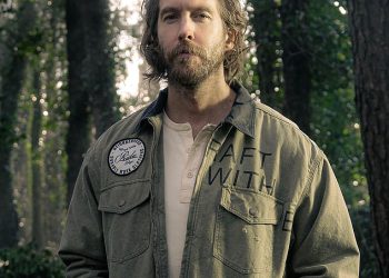 Calvin Harris izgleda svjetove daleko od svojih čistih dana rezanja dok debitira na robusnom novom izgledu u promociji zbog svog uranjanja u country glazbu