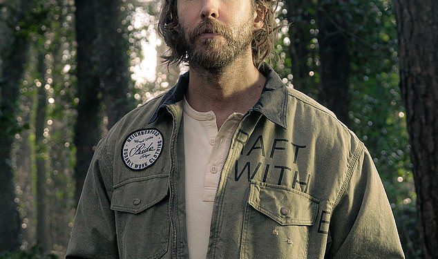 Calvin Harris izgleda svjetove daleko od svojih čistih dana rezanja dok debitira na robusnom novom izgledu u promociji zbog svog uranjanja u country glazbu