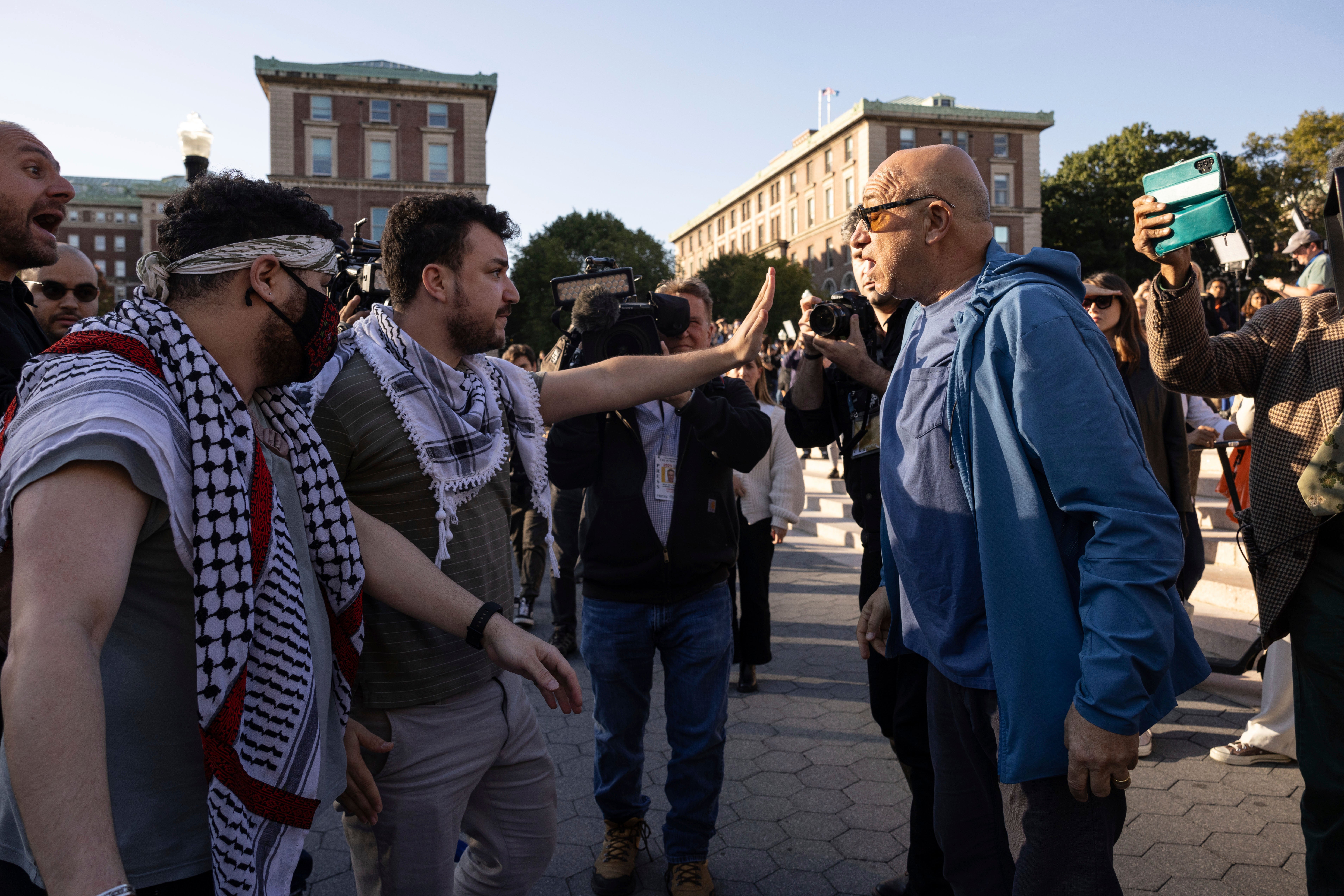 Pro-palestinski demonstrator Mahmoud Khalil, drugi s lijeve strane, raspravlja o pro-izraelskom demonstratoru tijekom prosvjeda na Sveučilištu Columbia 12. listopada 2023.