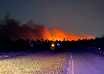 Carolina puca Ažuriranja: Divlje vatre izgaraju u području plaže Myrtle, prijeteći domovima i prisiljavaju evakuacije