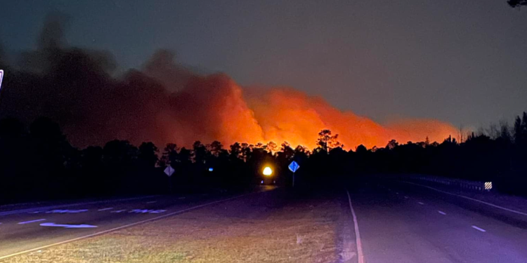 Carolina puca Ažuriranja: Divlje vatre izgaraju u području plaže Myrtle, prijeteći domovima i prisiljavaju evakuacije