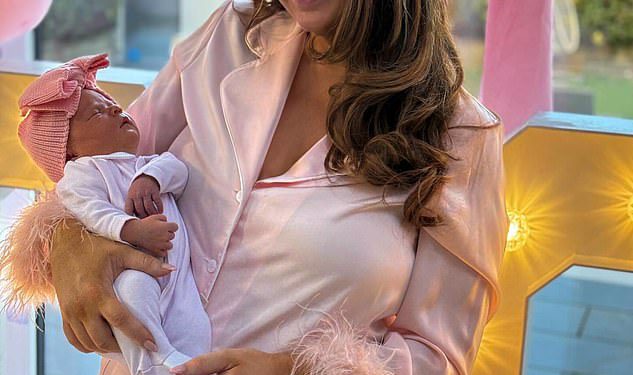 Charlotte Dawson pozira u raskošnoj ružičastoj fotografiji dok slavi tjedan dana od dolaska svoje čezne za kćeri Gigi