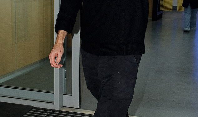 Chris Martin reže nisku ključnu figuru u trapericama i bejzbol kapu dok uživa u putovanju u kazalište u Londonu