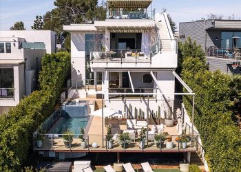 Christina Ricci stavlja LA kući na tržište za 4,1 milijuna dolara s planovima za pronalaženje veće imovine kako bi pomogla svojoj obitelji