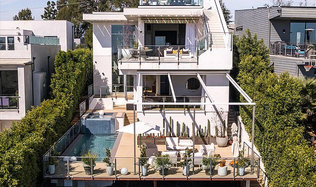 Christina Ricci stavlja LA kući na tržište za 4,1 milijuna dolara s planovima za pronalaženje veće imovine kako bi pomogla svojoj obitelji