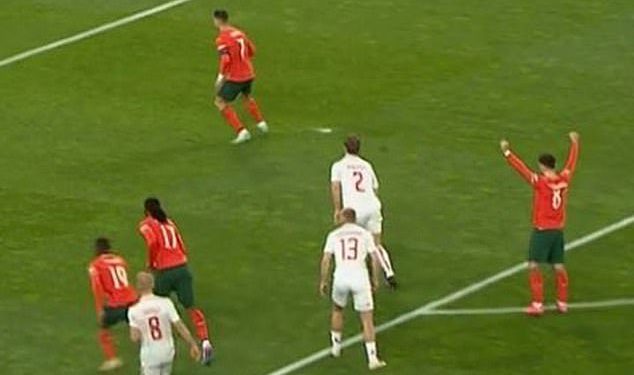 Čini se da Bruno Fernandes slavi prije kaznenog udarca Cristiana Ronalda protiv Danske … samo da bi 40-godišnjak vidio da je njegov šokantni napor spašen