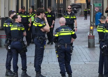 Čovjek koji drži noža ozlijeđuje više ljudi u Amsterdamu, uključujući 2 Amerikanaca