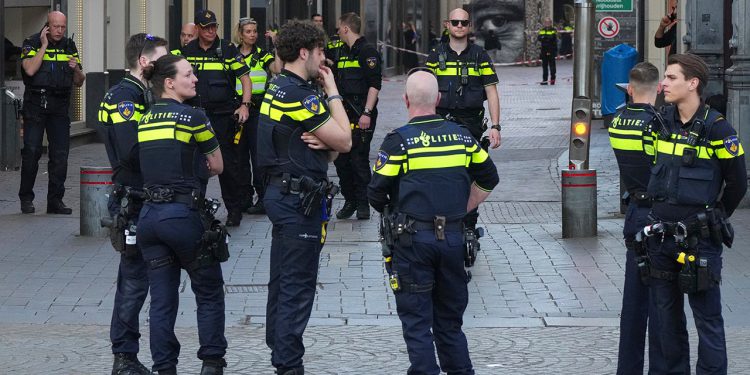 Čovjek koji drži noža ozlijeđuje više ljudi u Amsterdamu, uključujući 2 Amerikanaca