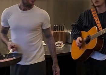 Cruz Beckham (20) dobiva prvu svirku svoje novopečene glazbene karijere na obiteljskoj večeri – dok pjeva otoke u potoku, dok njegov otac David kuha oluju