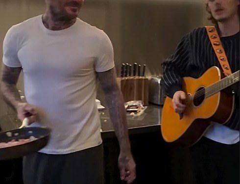 Cruz Beckham (20) dobiva prvu svirku svoje novopečene glazbene karijere na obiteljskoj večeri – dok pjeva otoke u potoku, dok njegov otac David kuha oluju