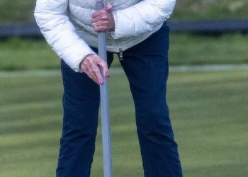 Dame Mary Berry slika je koncentracije dok je zamahnula na kroketu samo četiri godine nakon što je bivša zvijezda Bake Off slomila kuk