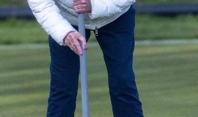 Dame Mary Berry slika je koncentracije dok je zamahnula na kroketu samo četiri godine nakon što je bivša zvijezda Bake Off slomila kuk