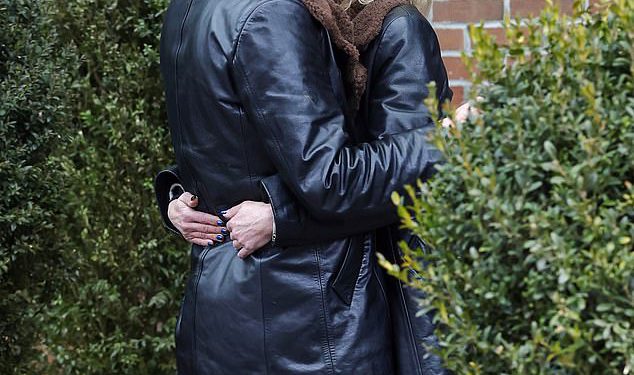 Damian Lewis spakira na PDA s djevojkom Alison Mosshart kao meč za bespomoćni par u kožnim jaknama za izlet u New Yorku