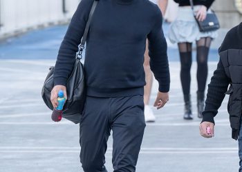 Danny Dyer se pojavljuje u dobrom raspoloženju dok se upućuje u dobrotvorni meč Sellebrity Soccer nakon što je otkrivena njegova desetljeća duga svađa s Markom Wrightom