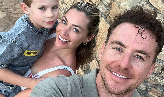 Danny Jones ‘još nije iz šume, jer se mijenja na društvenim medijima nakon što je s javnim isprikom izvinila svoju tišinu s suprugom Georgia zbog’ pijanog poljupca s Maurom Higgins