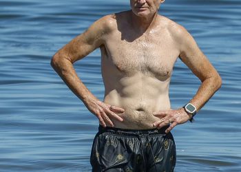 Dave Hughes izgleda izgubljen u mislima dok uživa u padu na plaži St Kilda nakon kontroverznog vikenda na festivalu Adelaide Fringe, vidio ga je kako udara tri žene iz svoje stand-up svirke