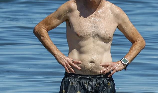 Dave Hughes izgleda izgubljen u mislima dok uživa u padu na plaži St Kilda nakon kontroverznog vikenda na festivalu Adelaide Fringe, vidio ga je kako udara tri žene iz svoje stand-up svirke