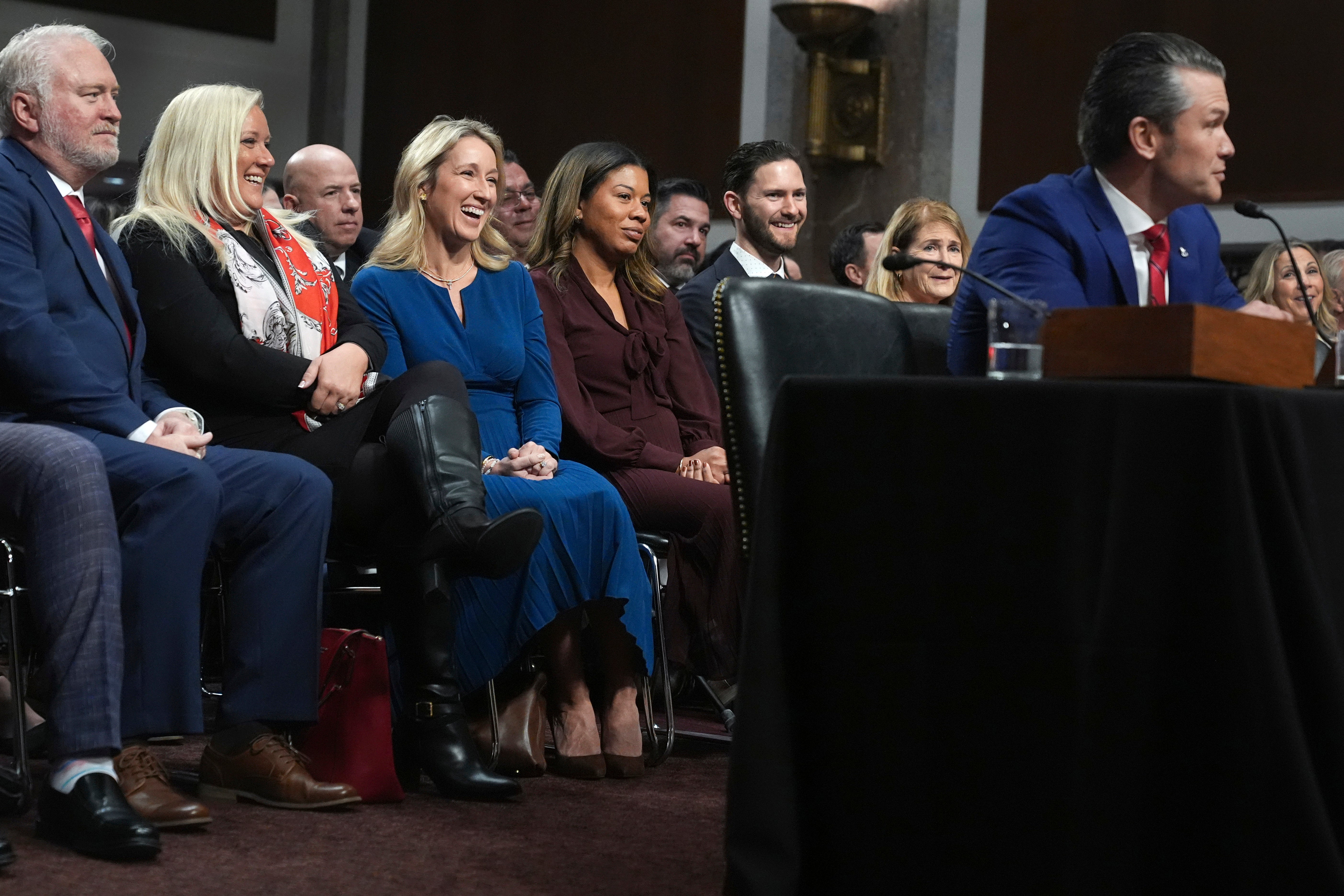 Jennifer Rauchet, treća s lijeve strane, i Phil Hegseth, peto s lijeve strane, slušaju kako se Pete Hegseth pojavljuje pred Senatskim odborom za oružane službe za njegovo saslušanje o potvrdi da bude ministar obrane, na Kapitolu u Washingtonu, 14. siječnja 2025. (AP Photo/Jacquelyn Martin, File)