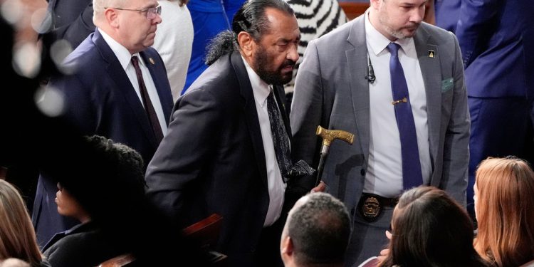 Demokrat al Green prisilio je iz komore nakon što je prosvjedovao Trumpov govor Kongresu