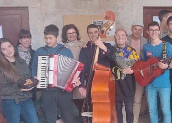 Dirljiv oproštaj: Teta Marija odlazi iz Umjetničke škole Luke Sorkočevića nakon 33 godine, učenici joj zapjevali i zasvirali (VIDEO)