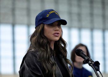 Dok Carolinas spaljuje, voditeljica domovinske sigurnosti Kristie Noem kaže da će Trumpova administracija ‘eliminirati’ FEMA