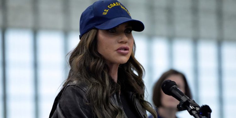 Dok Carolinas spaljuje, voditeljica domovinske sigurnosti Kristie Noem kaže da će Trumpova administracija ‘eliminirati’ FEMA