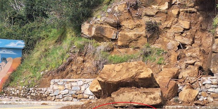 Dok stijene padaju na autobusnu stanicu, Hrvatske ceste o odronima u Podgori: “U tijeku je priprema za provođenje postupka…”