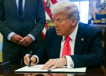 Donald Trump potpisuje izvršnu naredbu koja nam pravi engleski službeni jezik od nas