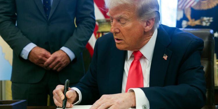 Donald Trump potpisuje izvršnu naredbu koja nam pravi engleski službeni jezik od nas