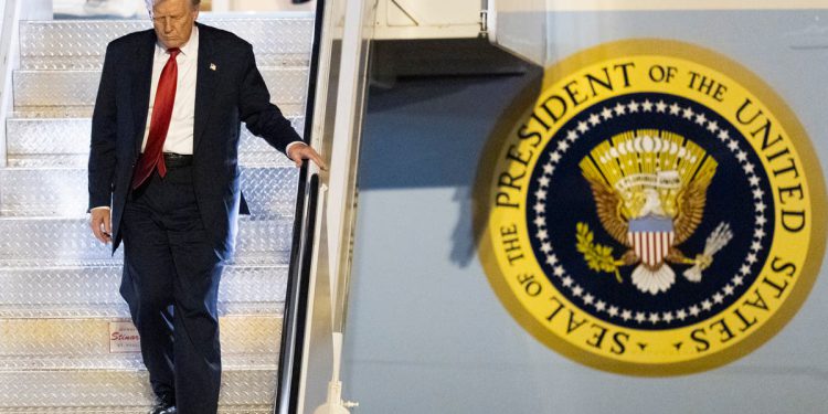 Donald Trump usmjerava novu prijetnju Iranu nakon zračnih napada protiv Houthisa