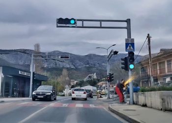Drama na poznatom splitskom semaforu: “Ako Ivošević može pilat’ stupiće, zašto mi branite ovo?”