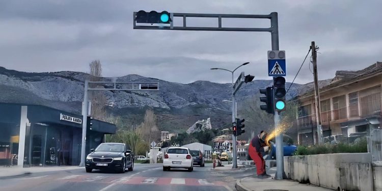 Drama na poznatom splitskom semaforu: “Ako Ivošević može pilat’ stupiće, zašto mi branite ovo?”