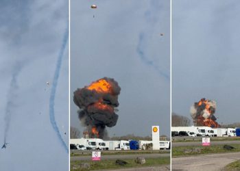 Dva alfa zrakoplova sudaraju se i sruše se na zemlju u vatrenoj eksploziji