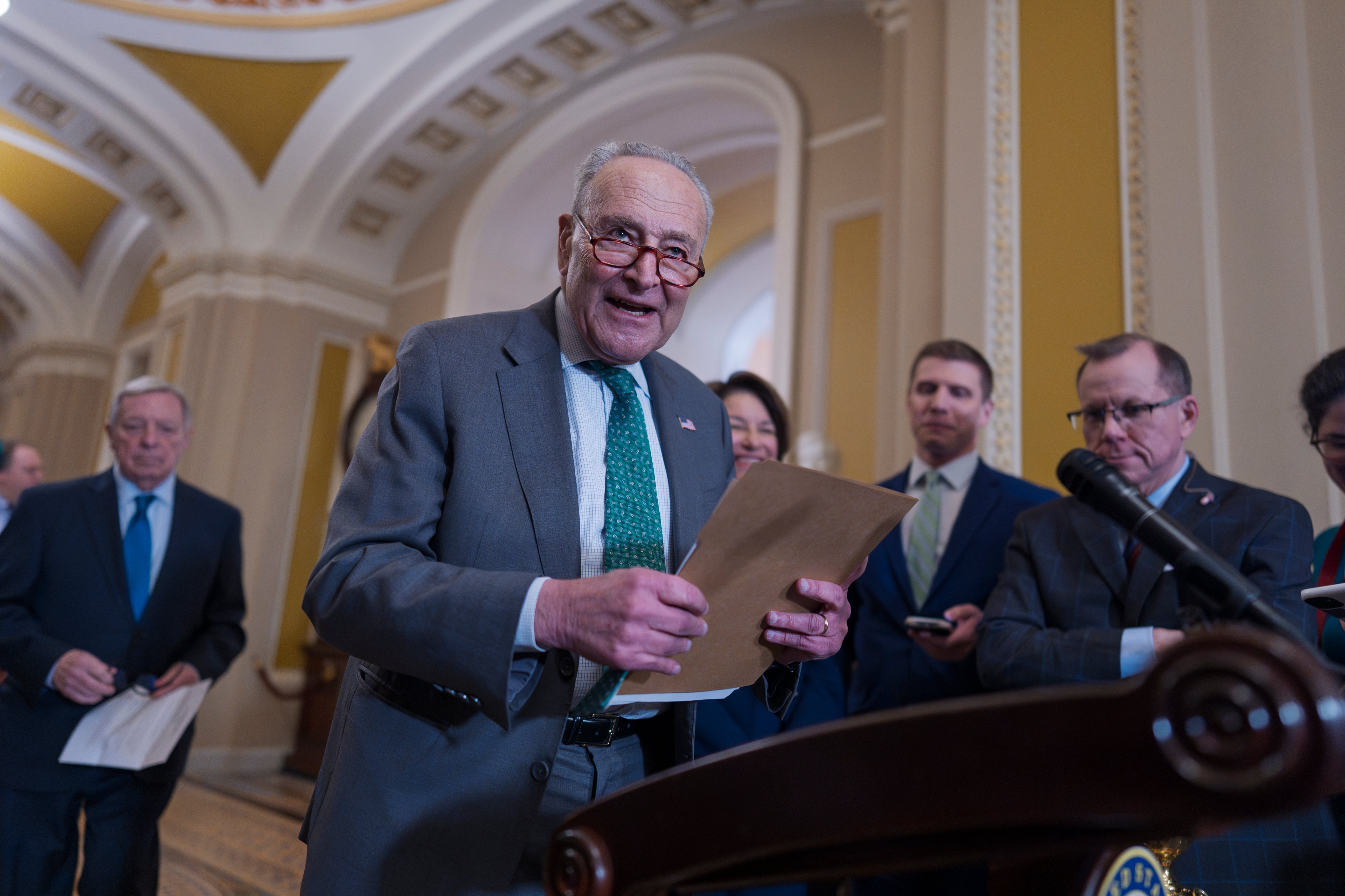 Vođa senatskih manjina Chuck Schumer slomio je s mnogim članovima svoje stranke kako bi donio prijedlog zakona o potrošnji za zaustavljanje s republikancima.