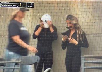 ESPN kameraman brzo se prekida dok je obožavateljica oskudno obučene uhvaćena u nečuvenom seksualnom činu
