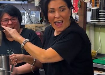 EastEnders ‘Jessie Wallace ulijeva kave u poznati londonski kafić prije nego što izvede tu ikoničnu liniju za kupce zvijezda