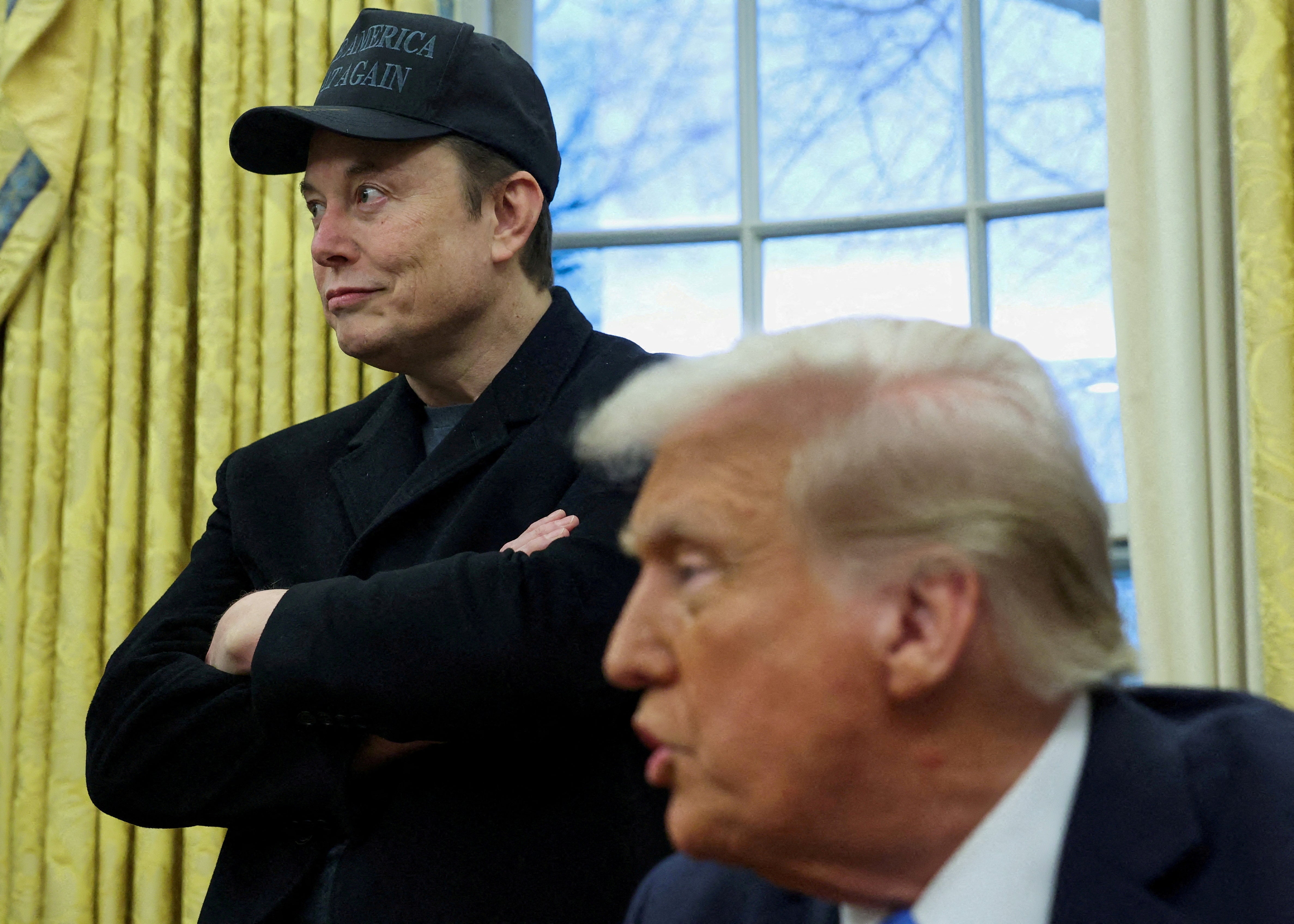 Elon Musk sluša američkog predsjednika Donalda Trumpa kako govori u Ovalnom uredu